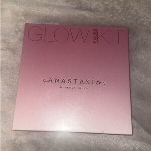 Anastasia Beverly Hills Glow Kit in Soft Pink